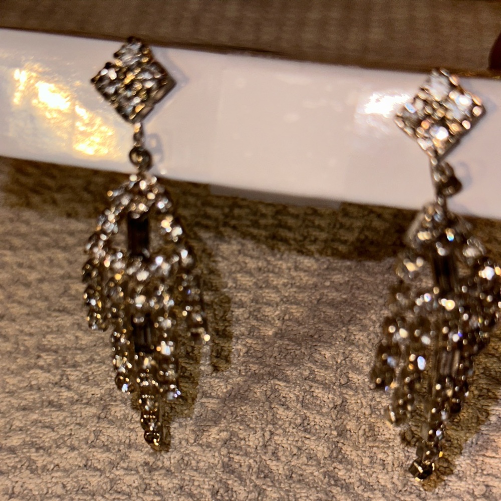 Sparkly glamorous dangle crystal earrings! - Picture 5 of 9